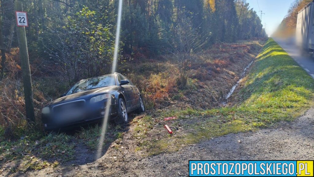 Zderzenie dwóch samochodów za Zawadzkiem. Jedno auto wylądowało w rowie