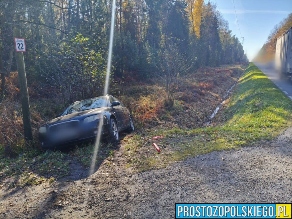 Zderzenie dwóch samochodów za Zawadzkiem. Jedno auto wylądowało w rowie