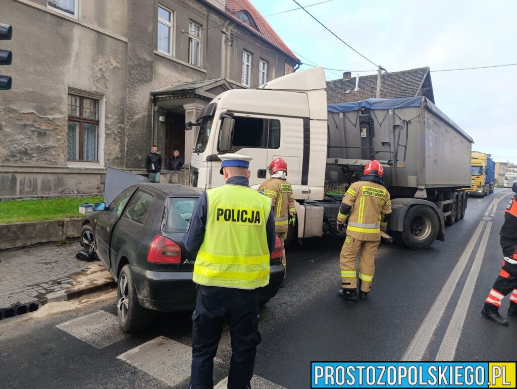 Poważne zdarzenie drogowe w Namysłowie. 18-latek doprowadził do czołowego zderzenia