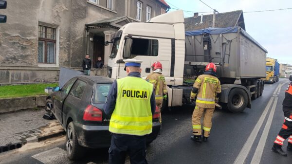 Poważne zdarzenie drogowe w Namysłowie. 18-latek doprowadził do czołowego zderzenia