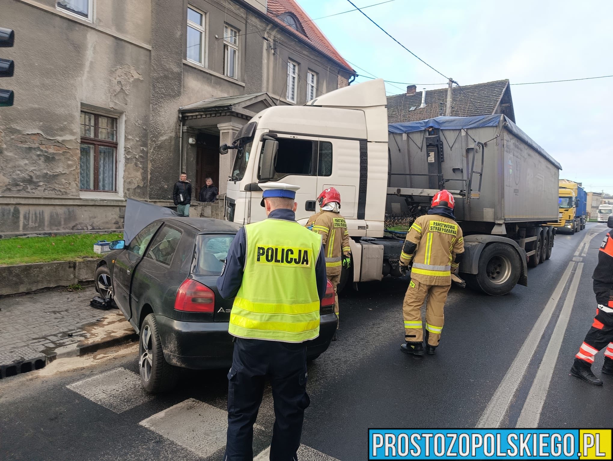 Poważne zdarzenie drogowe w Namysłowie. 18-latek doprowadził do czołowego zderzenia
