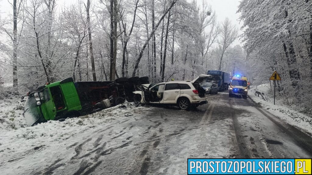 Zderzenie samochodu osobowego z ciężarówką na DW 408. Droga całkowicie zablokowana – trzy osoby trafiły do szpitala