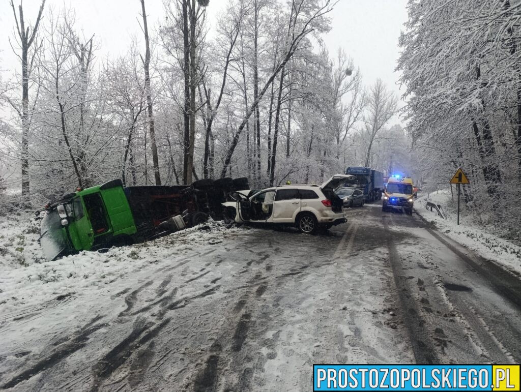 Zderzenie samochodu osobowego z ciężarówką na DW 408. Droga całkowicie zablokowana – trzy osoby trafiły do szpitala