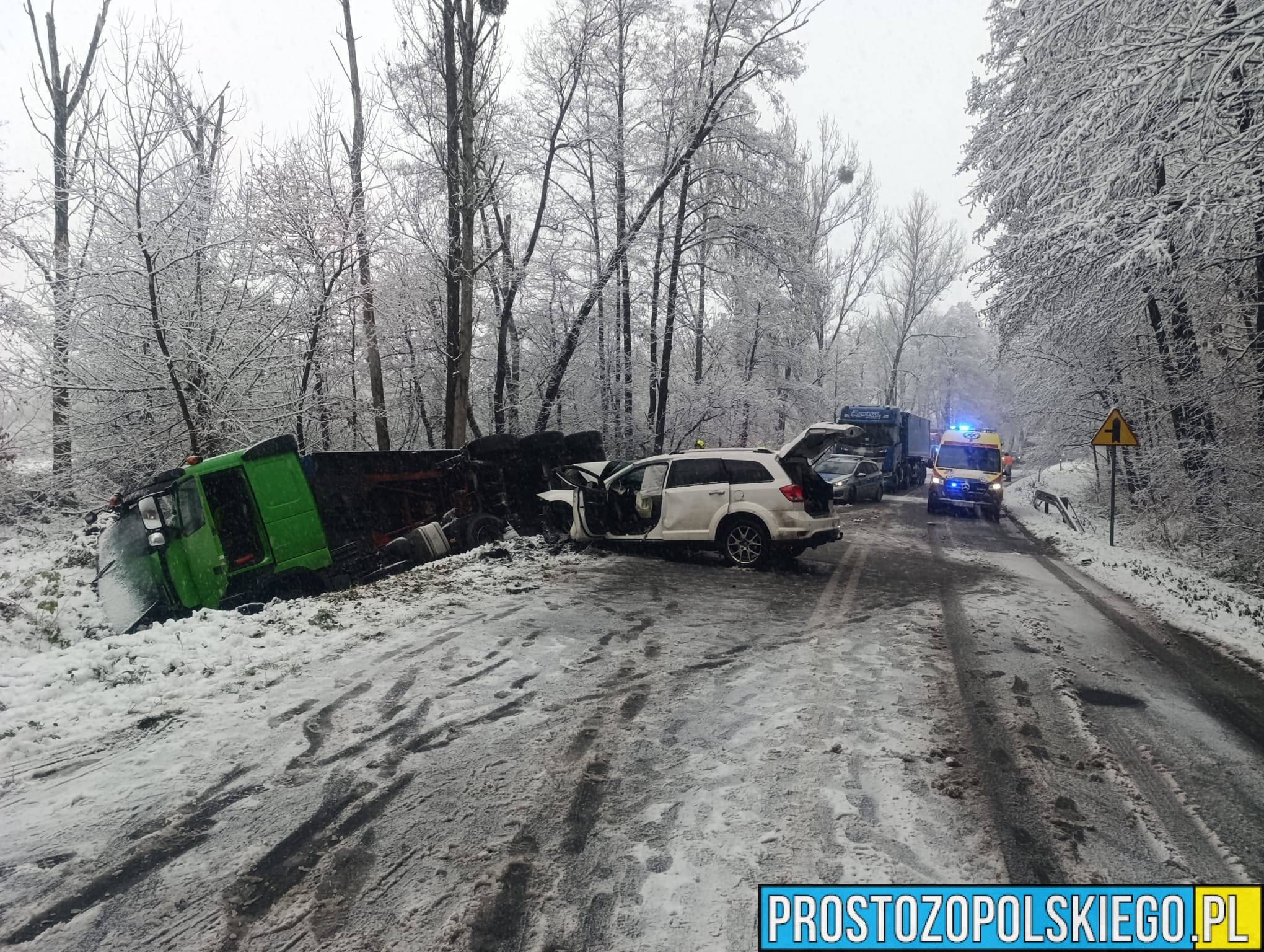 Zderzenie samochodu osobowego z ciężarówką na DW 408. Droga całkowicie zablokowana – trzy osoby trafiły do szpitala