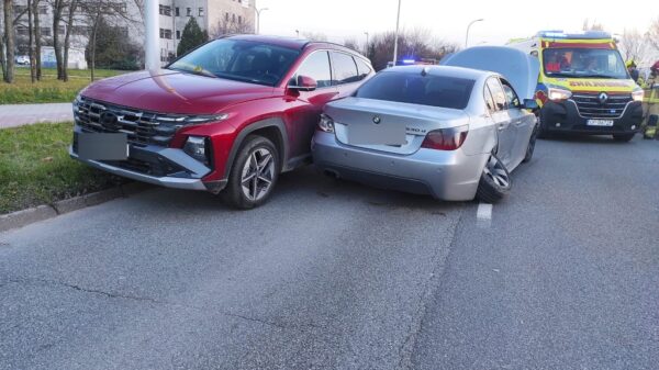 Zderzenie trzech samochodów na ul. Okulickiego w Opolu. Służby pracowały na miejscu