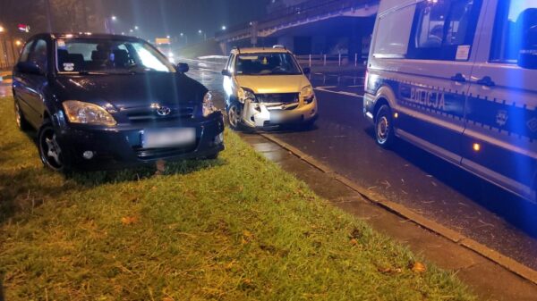 Zderzenie dwóch samochodów osobowych na Placu Konstytucji 3 Maja w Opolu (Rondo)