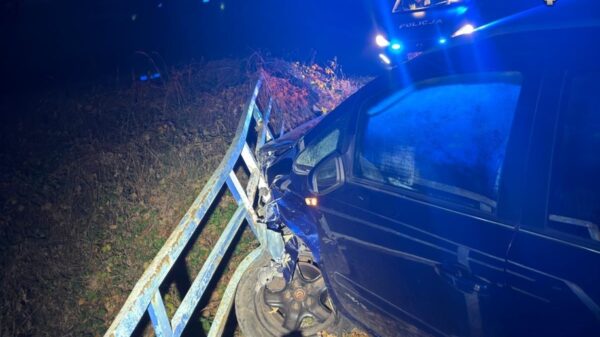 Nietrzeźwy 47-latek uderzył w bariery i próbował uciec pieszo. Policjanci szybko go zatrzymali – źródło: KPP w Namysłowie