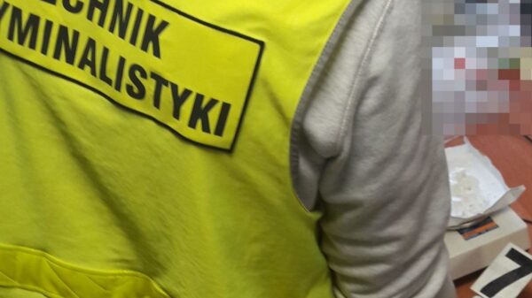 Nerwowe zachowanie zdradziło 19-latka - policjanci znaleźli przy nim narkotyki. Grozi mu do 3 lat więzienia