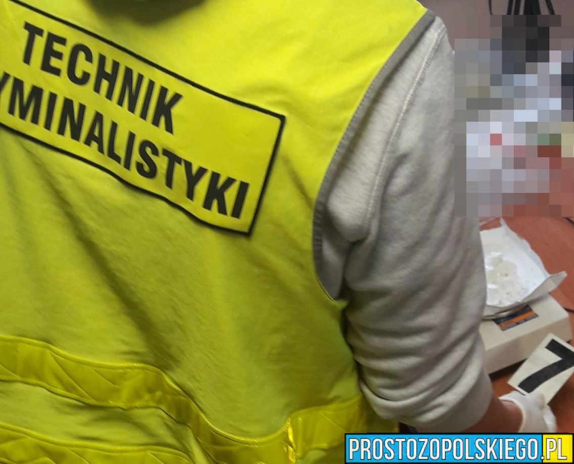 Nerwowe zachowanie zdradziło 19-latka - policjanci znaleźli przy nim narkotyki. Grozi mu do 3 lat więzienia