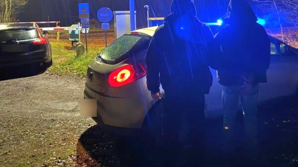 38-latek pod wpływem amfetaminy uderzył w drzewo. Świadek zareagował wzorowo i zablokował przejazd