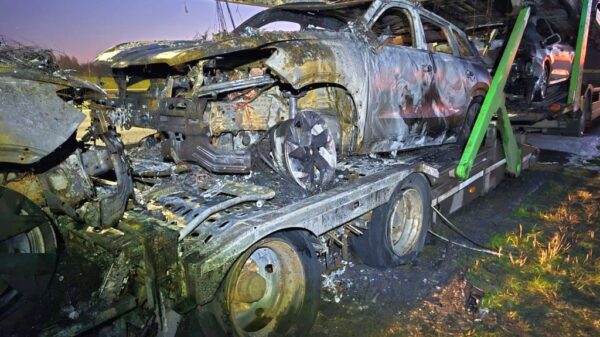 Pożar lawety przewożącej samochody na autostradzie A4. Kilka aut spłonęło!