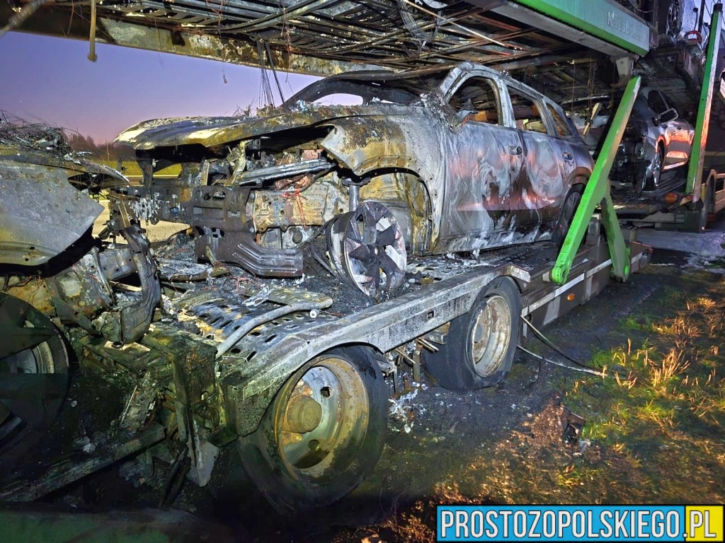 Pożar lawety przewożącej samochody na autostradzie A4. Kilka aut spłonęło!