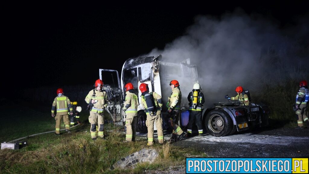 Pożar ciężarówki na drodze między Prószkowem a Zimnicami – kabina spłonęła doszczętnie