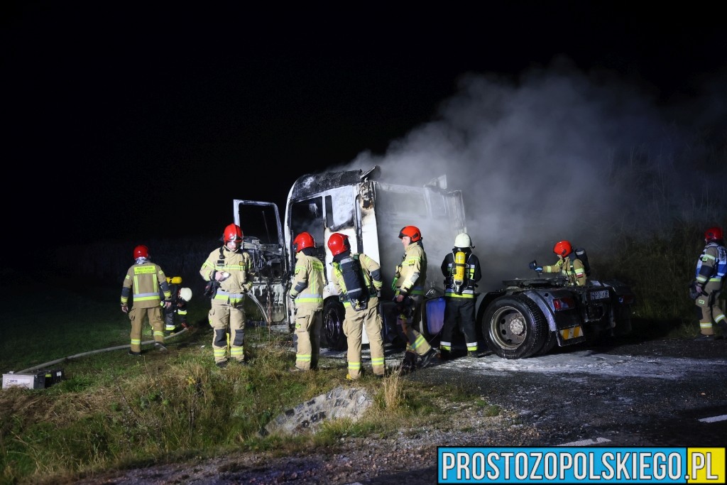 Pożar ciężarówki na drodze między Prószkowem a Zimnicami – kabina spłonęła doszczętnie