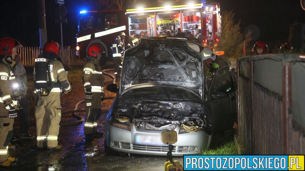 Pożar samochodu w Opolu – strażak z OSP gasił auto gaśnicą jeszcze przed przyjazdem jednostek