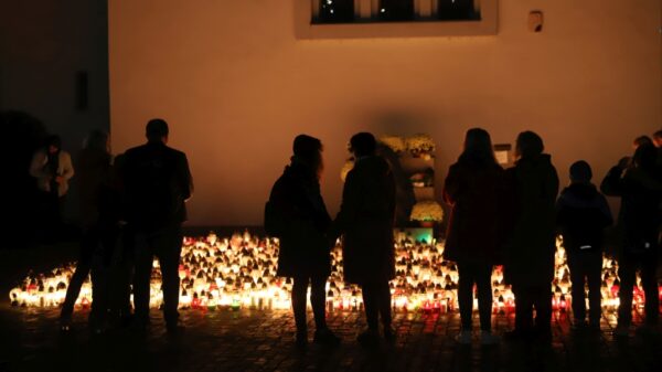 Nocne zdjęcia z cmentarza w Opolu. Magiczna atmosfera pełna refleksji