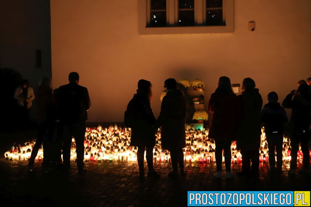 Nocne zdjęcia z cmentarza w Opolu. Magiczna atmosfera pełna refleksji