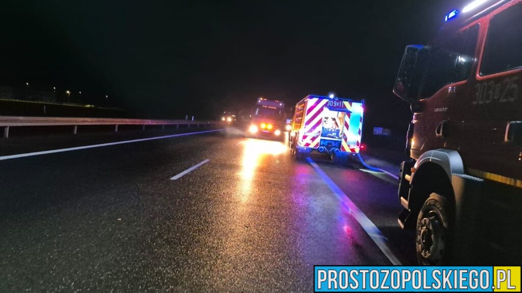 Zderzenie czterech samochodów na autostradzie A4 w Jaryszowie. 13 osób przebadanych przez ratowników