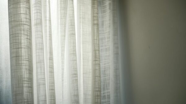 Czym różnią się firany żakardowe od woalowych i kiedy warto je wybrać