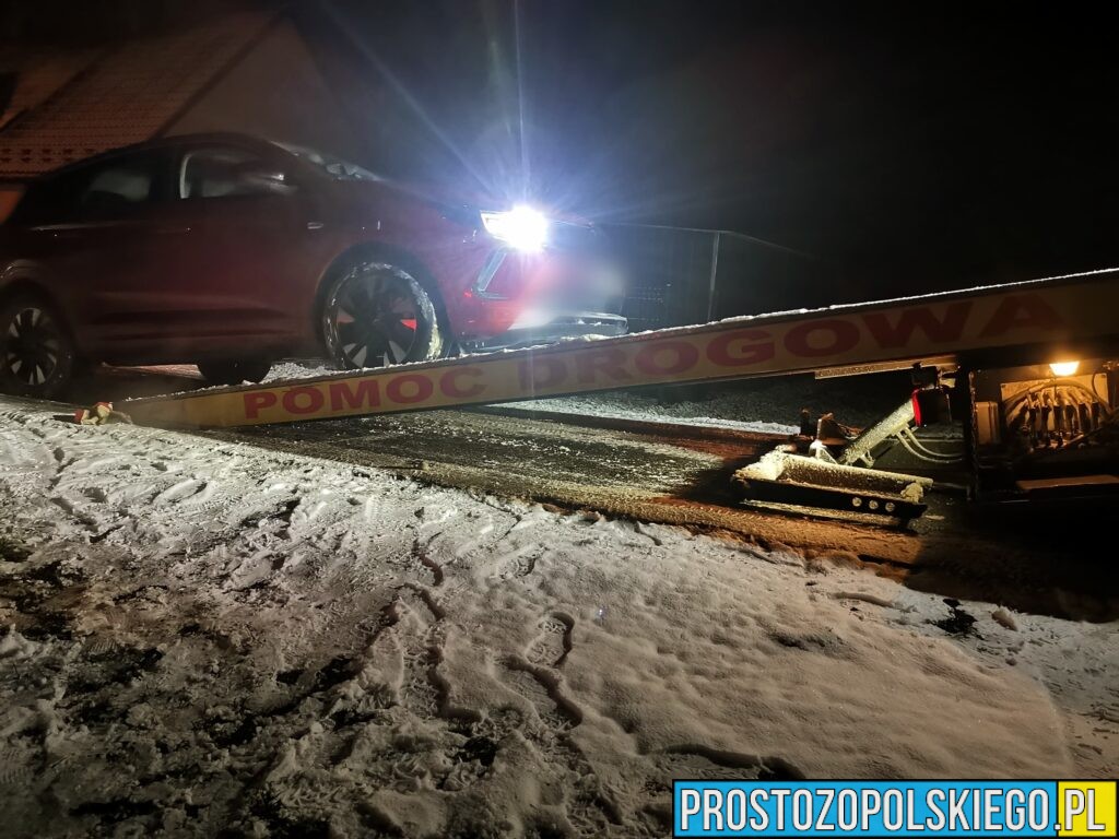 Nietrzeźwy kierowca i pijana pasażerka przewozili dwoje małych dzieci. Interwencja policji ze Strzelec Opolskich