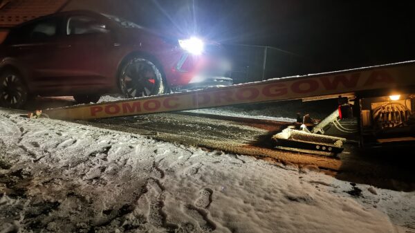 Nietrzeźwy kierowca i pijana pasażerka przewozili dwoje małych dzieci. Interwencja policji ze Strzelec Opolskich