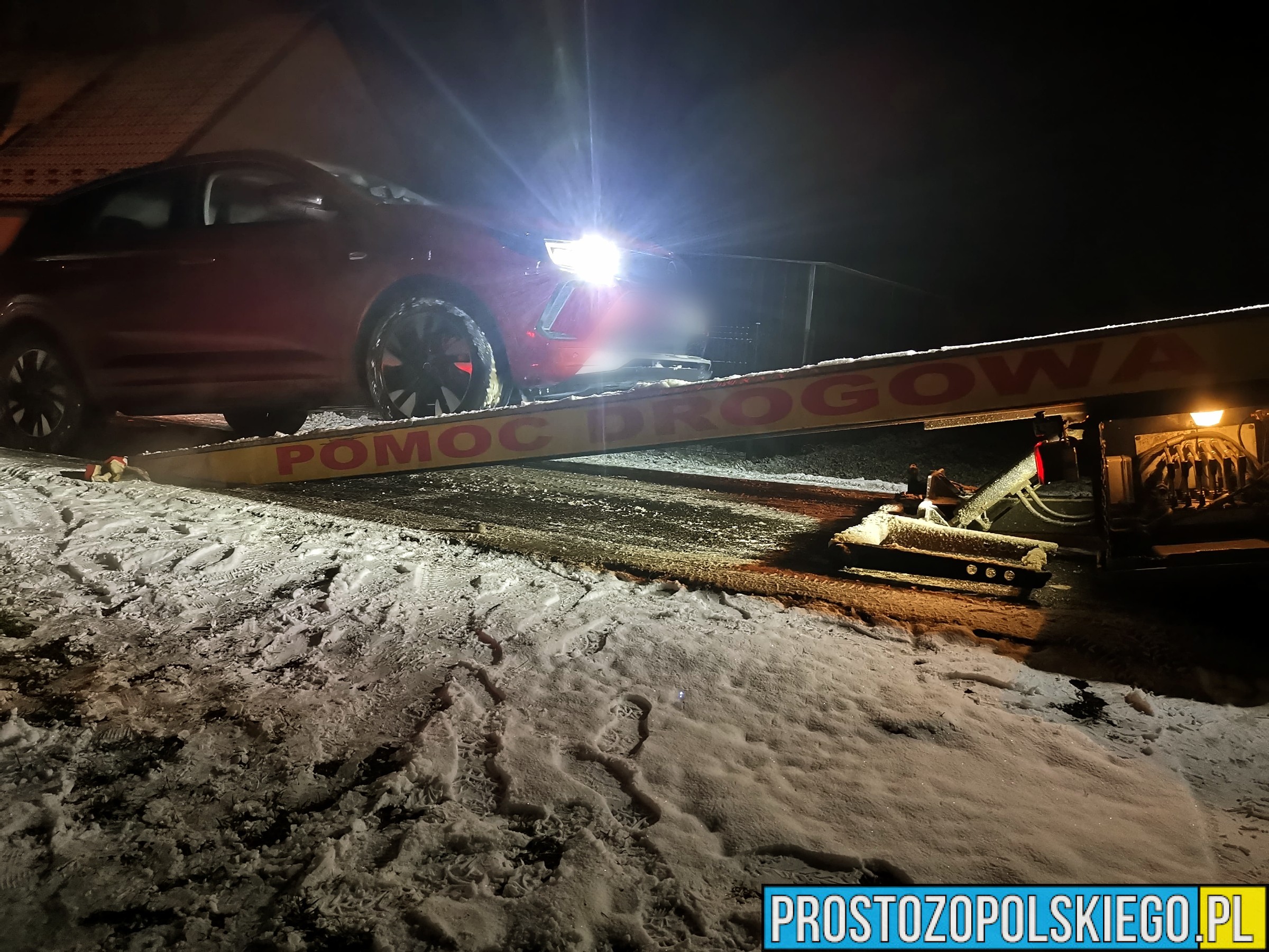 Nietrzeźwy kierowca i pijana pasażerka przewozili dwoje małych dzieci. Interwencja policji ze Strzelec Opolskich