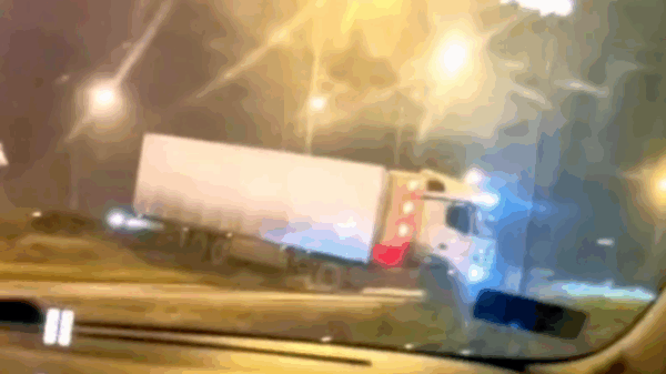 Nocny rajd ciężarówki przez rondo Szczakiela. Sprawca uciekł