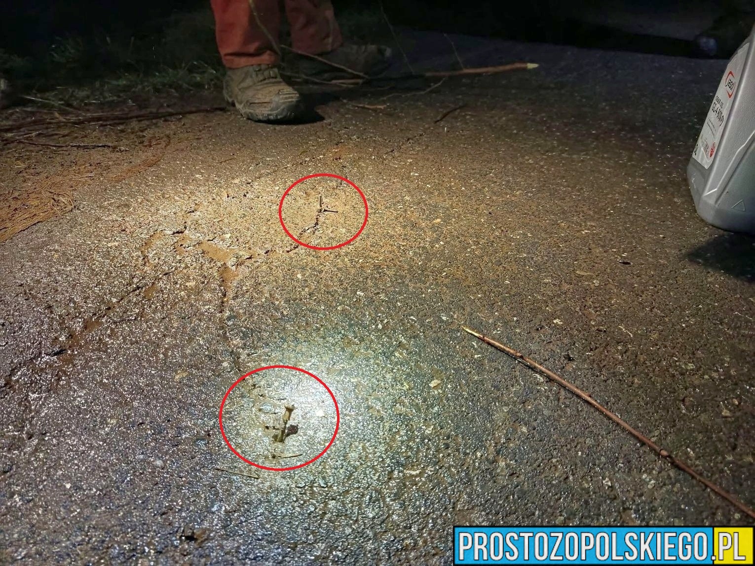 Pokrzywnica: Metalowe elementy powbijane w jezdnię. Policja poszukuje świadków