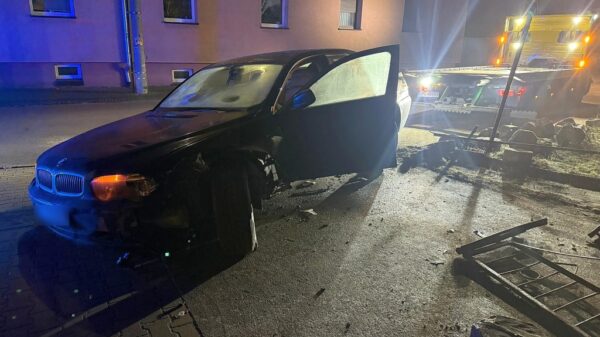 Ozimek: Porzucił rozbite BMW po kolizji. Policja ustaliła tożsamość kierowcy