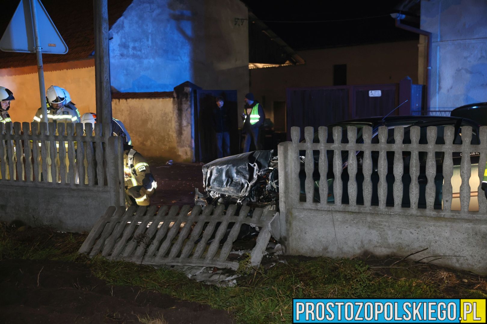 wypadek w domecku, auto wpadło w poślizg, wypadek, auto przebiło ogrodzenie, komprachcice wypadek,