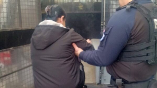 Wołczyn: Policjanci zatrzymali 58-letnią kobietę poszukiwaną przez wymiar sprawiedliwości