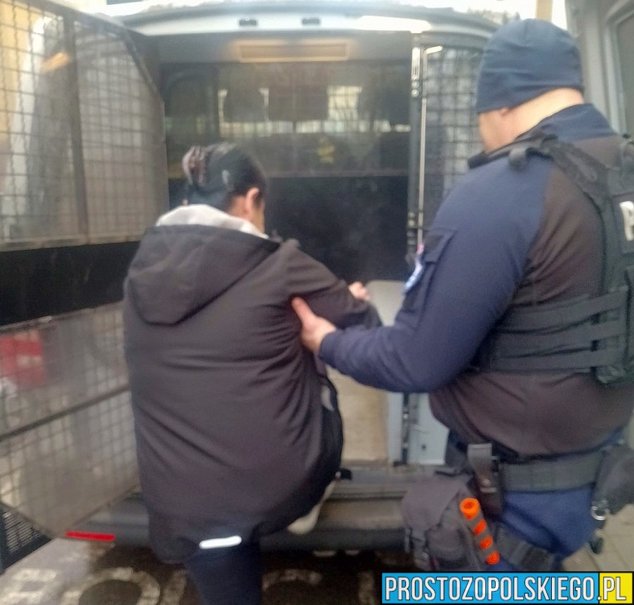 Wołczyn: Policjanci zatrzymali 58-letnią kobietę poszukiwaną przez wymiar sprawiedliwości
