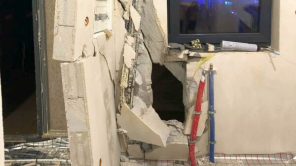 Groźny wypadek w Gnojnej! 20-latek wjechał samochodem w budynek i przebił ścianę