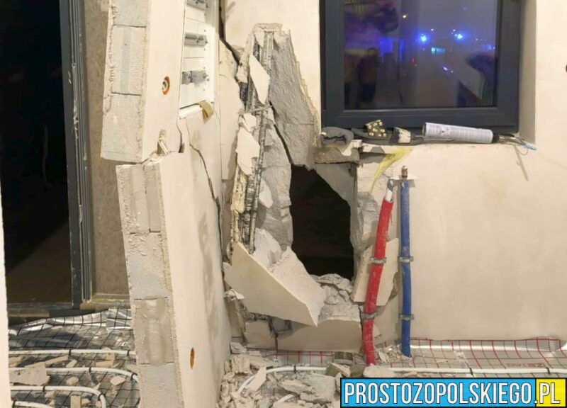 Groźny wypadek w Gnojnej! 20-latek wjechał samochodem w budynek i przebił ścianę