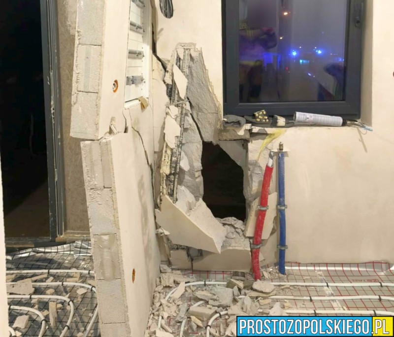 Groźny wypadek w Gnojnej! 20-latek wjechał samochodem w budynek i przebił ścianę