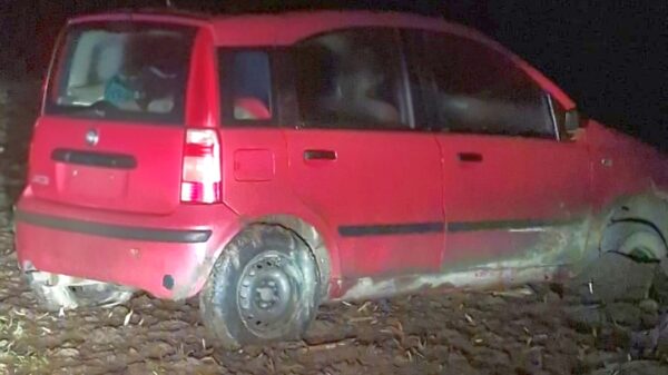 Ukradł samochód z kluczykami i porzucił go na polach. 34-latek zatrzymany przez prudnickich policjantów