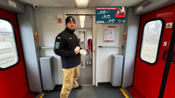 PSP Opole i POLREGIO łączą siły. Edukacyjne infografiki o bezpieczeństwie w pociągach