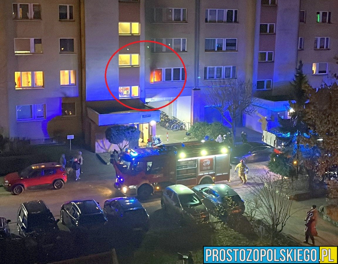 Pożar mieszkania na ul. Wrocławskiej w Opolu. Jedna osoba trafiła do szpitala
