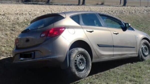 Głubczyccy policjanci zatrzymali pijanego kierowcę peugeota, który wjechał do rowu