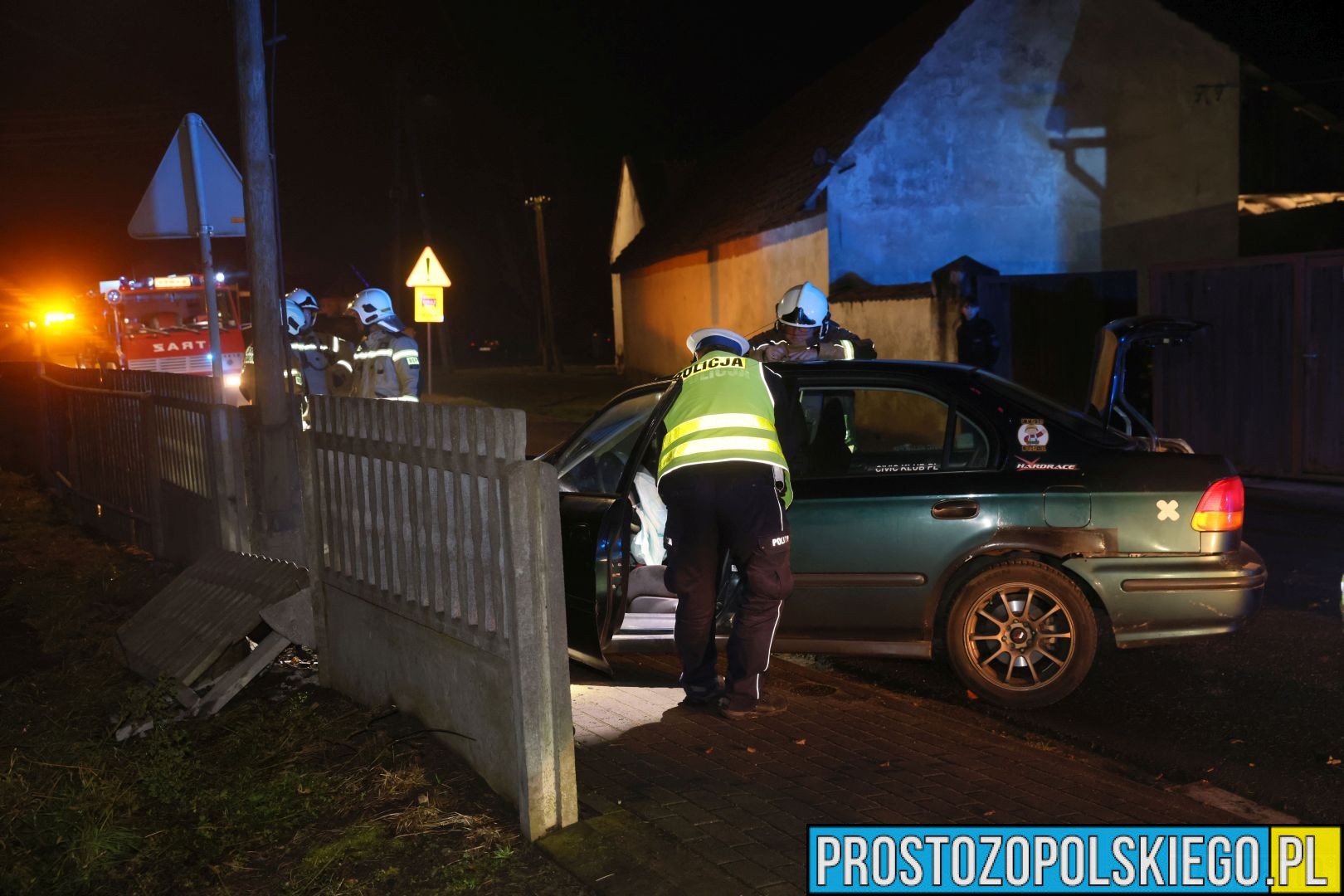 wypadek w domecku, auto wpadło w poślizg, wypadek, auto przebiło ogrodzenie, komprachcice wypadek,