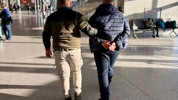 Poszukiwany 32-latek zatrzymany na lotnisku w Pyrzowicach. Ukrywał się w Anglii