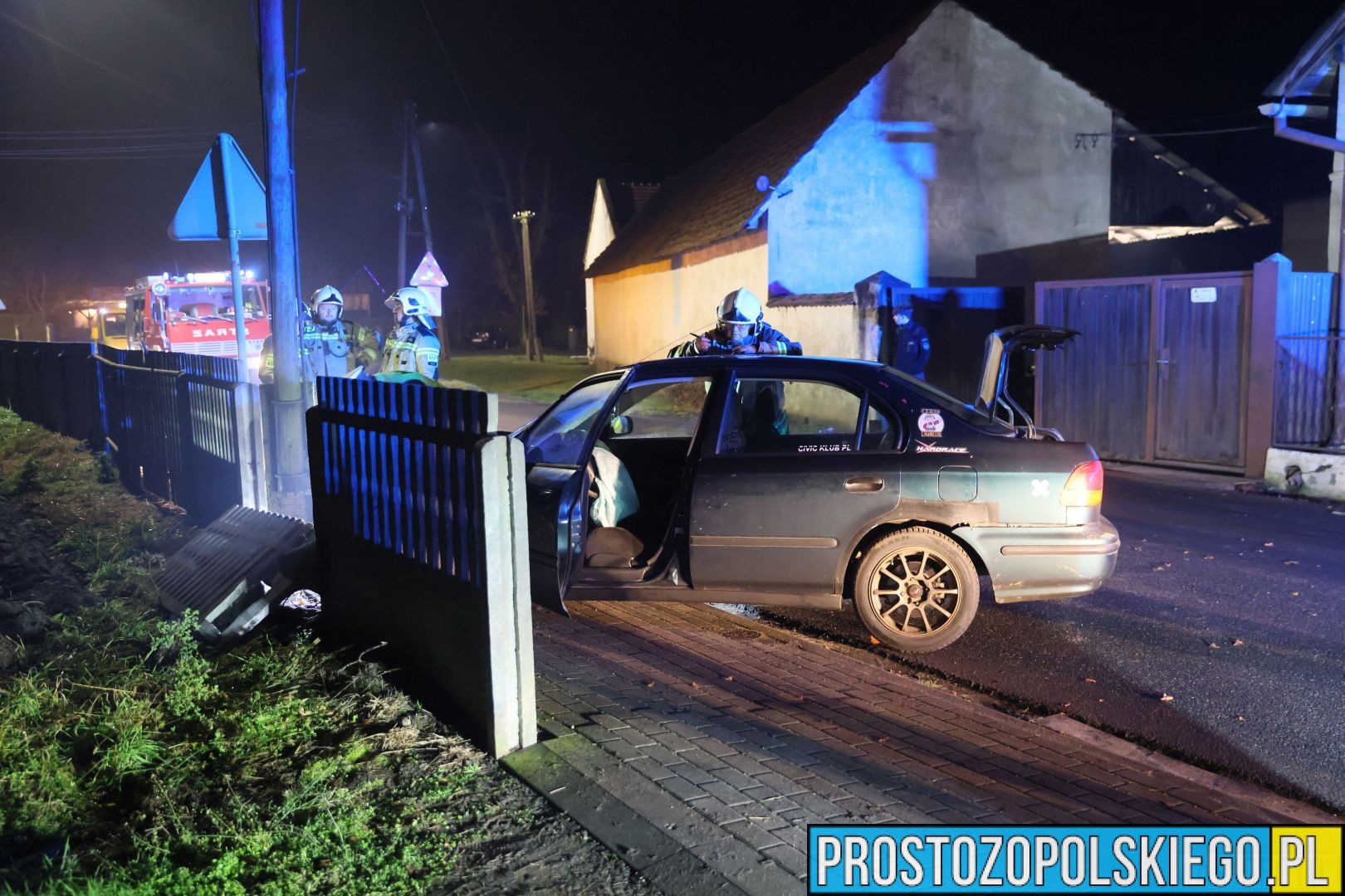 wypadek w domecku, auto wpadło w poślizg, wypadek, auto przebiło ogrodzenie, komprachcice wypadek,