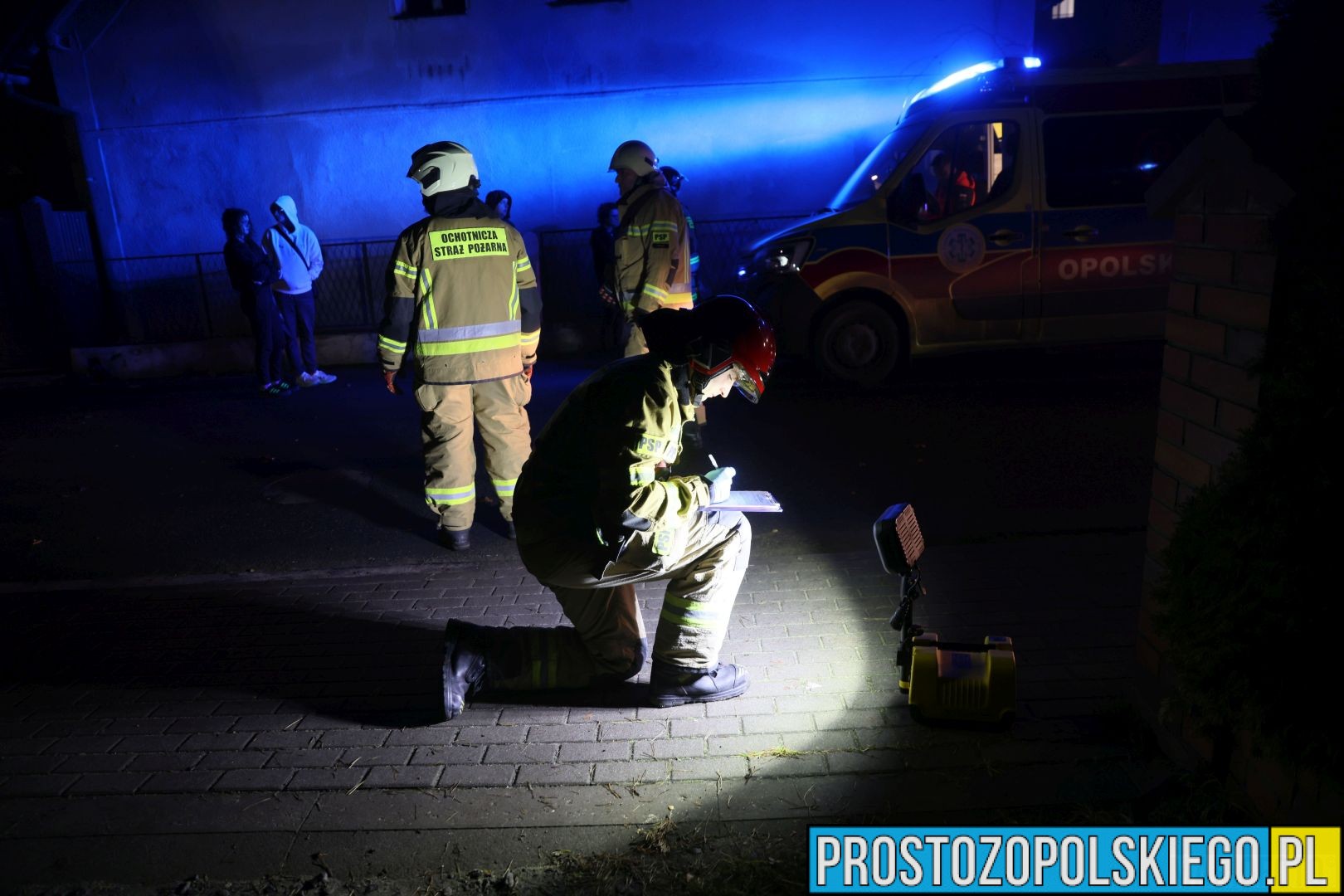 wypadek w domecku, auto wpadło w poślizg, wypadek, auto przebiło ogrodzenie, komprachcice wypadek,