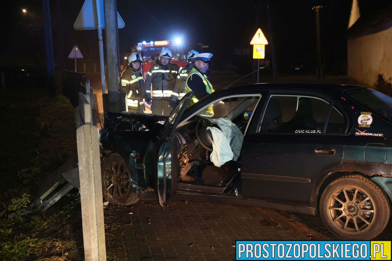 wypadek w domecku, auto wpadło w poślizg, wypadek, auto przebiło ogrodzenie, komprachcice wypadek,