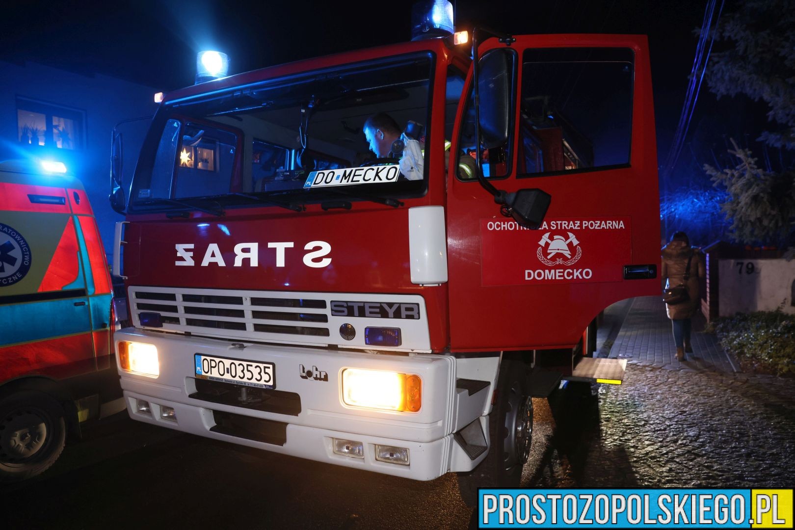 wypadek w domecku, auto wpadło w poślizg, wypadek, auto przebiło ogrodzenie, komprachcice wypadek,