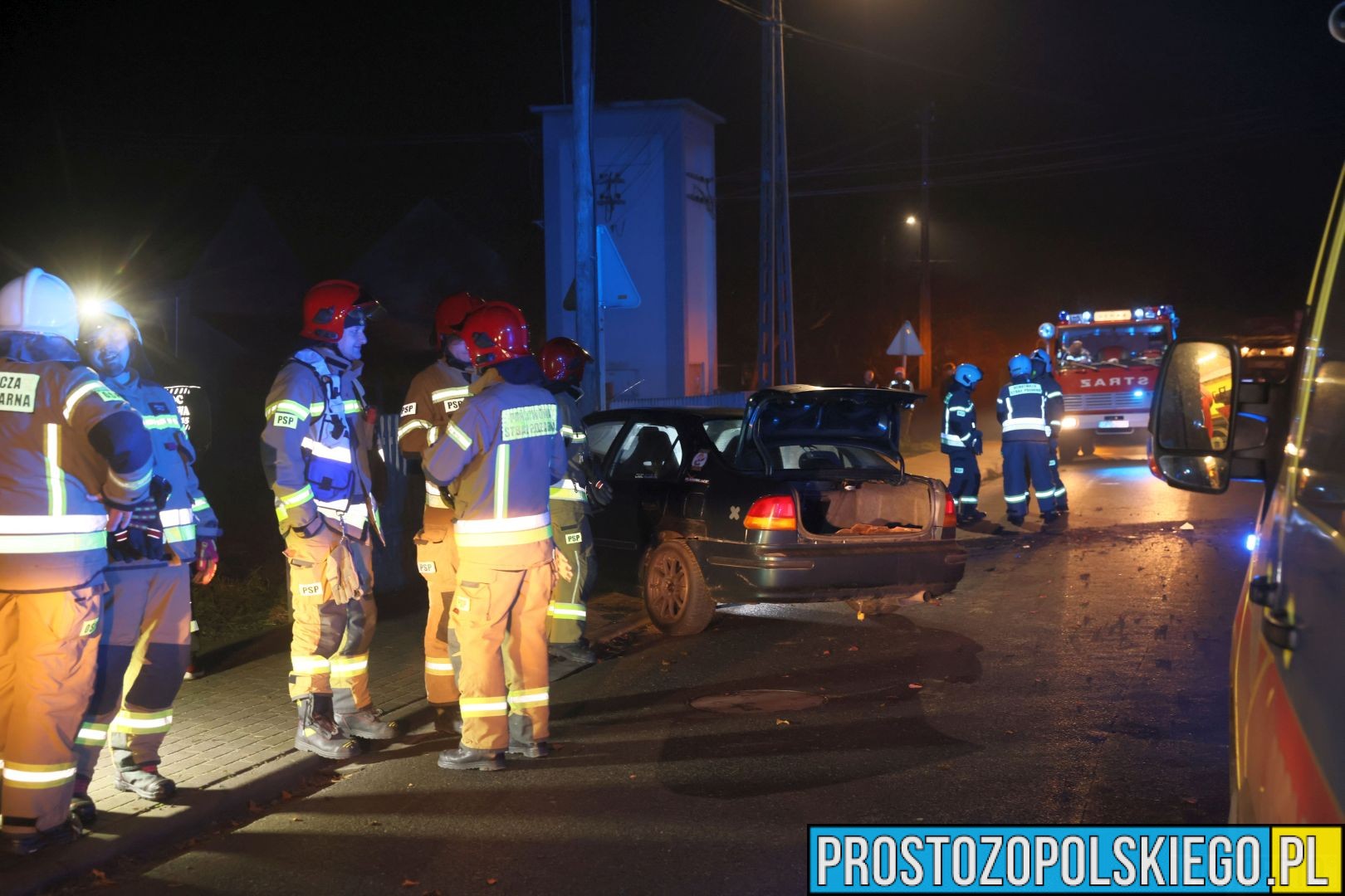 wypadek w domecku, auto wpadło w poślizg, wypadek, auto przebiło ogrodzenie, komprachcice wypadek,
