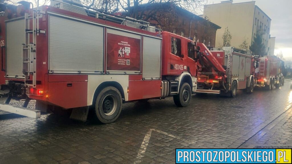 Uszkodzenie nitki gazu w Brzegu w pobliżu szkoły. Służby w akcji