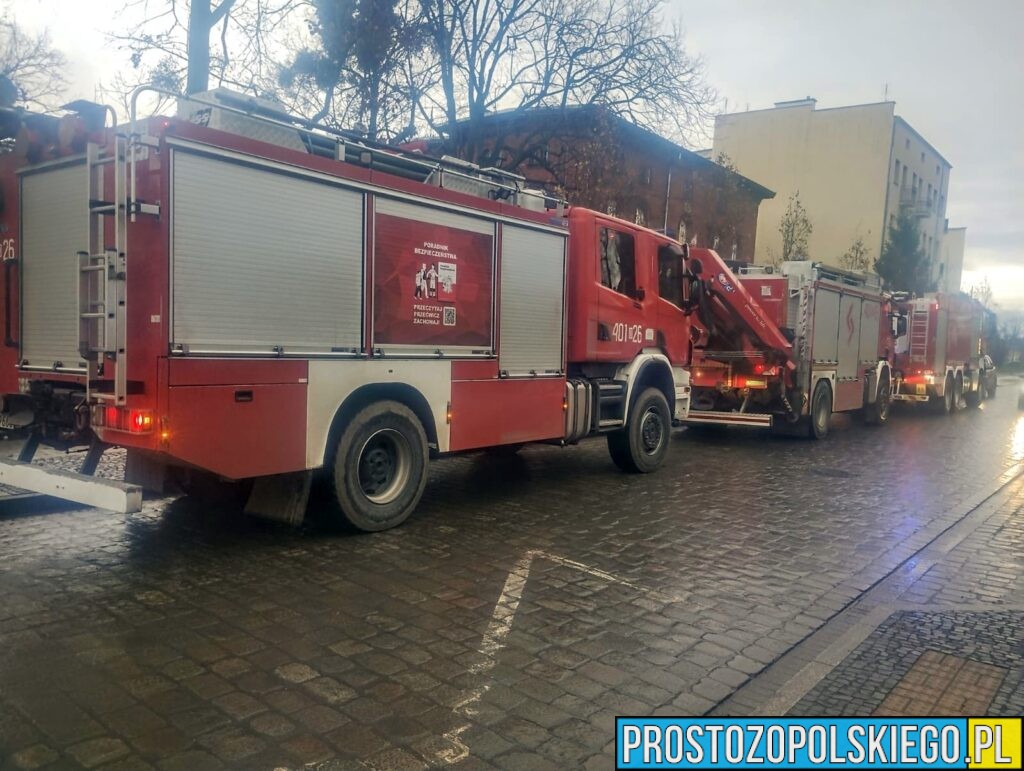 Uszkodzenie nitki gazu w Brzegu w pobliżu szkoły. Służby w akcji