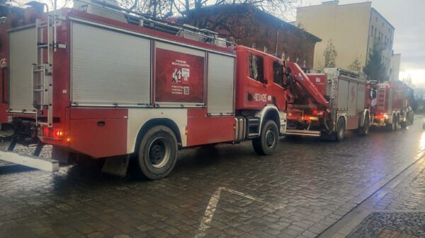 Uszkodzenie nitki gazu w Brzegu w pobliżu szkoły. Służby w akcji
