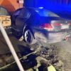 Wypadek w Ozimku. BMW uderzyło w ogrodzenie i znak drogowy, kierowca zbiegł